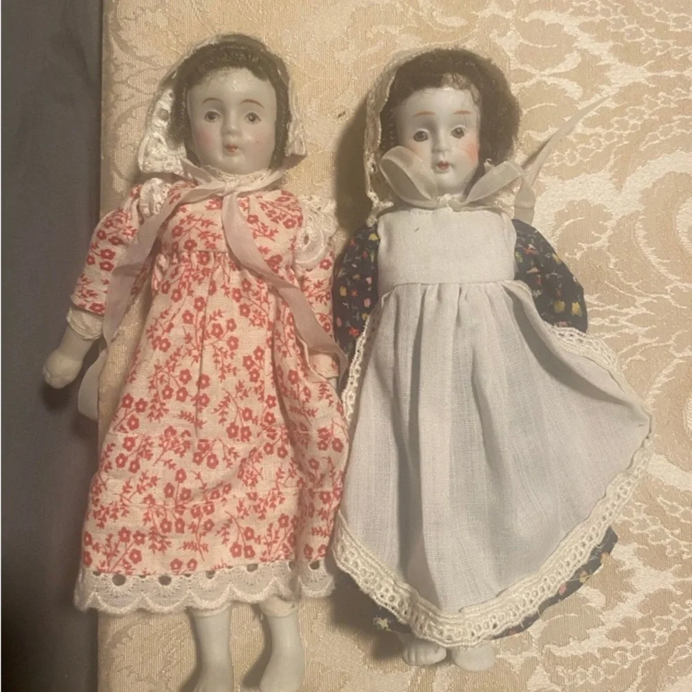 2 antique porcelain dolls / bonnets and pilgrim like dresses. Approx 12” - Picture 8 of 8